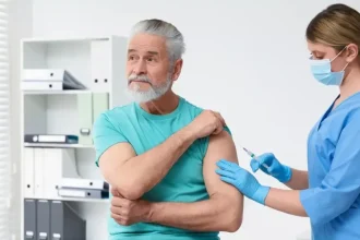 Το εμβόλιο που καθυστερεί τη γήρανση στους 70χρονους