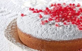 Οι αστυνομικοί κόβουν την πίτα τους στην αίθουσα του Εμπορικού Συλλόγου Πατρών