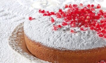 Οι αστυνομικοί κόβουν την πίτα τους στην αίθουσα του Εμπορικού Συλλόγου Πατρών