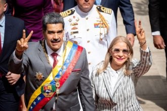 Βενεζουέλα: Ο Μαδούρο και η σύζυγός του μεταφέρονται στις ΗΠΑ με πολεμικό πλοίο 