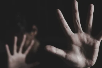 Φρίκη: Πατέρας κακοποιούσε σεξουαλικά τις δύο κόρες του και άφησε έγκυο τη μία