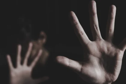 Φρίκη: Πατέρας κακοποιούσε σεξουαλικά τις δύο κόρες του και άφησε έγκυο τη μία