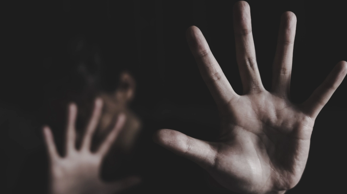 Φρίκη: Πατέρας κακοποιούσε σεξουαλικά τις δύο κόρες του και άφησε έγκυο τη μία