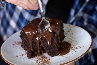 Σοκολατόπιτα που φτιάχνεται με μία κούπα