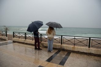 Με λασποβροχές, αφρικανική σκόνη και 8 μποφόρ ο καιρός των Θεοφανείων