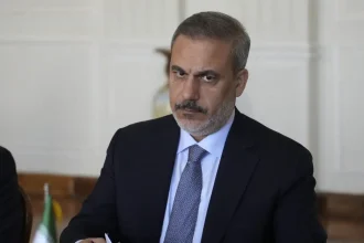 «Καρφιά» Φιντάν για Μητσοτάκη: Μόνο ο Έλληνας πρωθυπουργός ποζάρει με τον Νετανιάχου