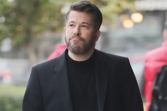 Χάρης Βαρθακούρης: Δεν αντιλαμβανόμουν ότι ο μπαμπάς μου ήταν σταρ, ρωτούσα γιατί μας χαιρετάνε στο φανάρι