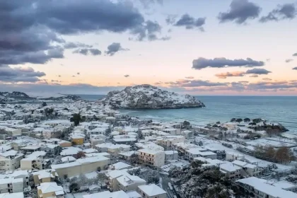 Στα λευκά τα νησιά του Αιγαίου – Το χιόνι έφτασε μέχρι τη θάλασσα