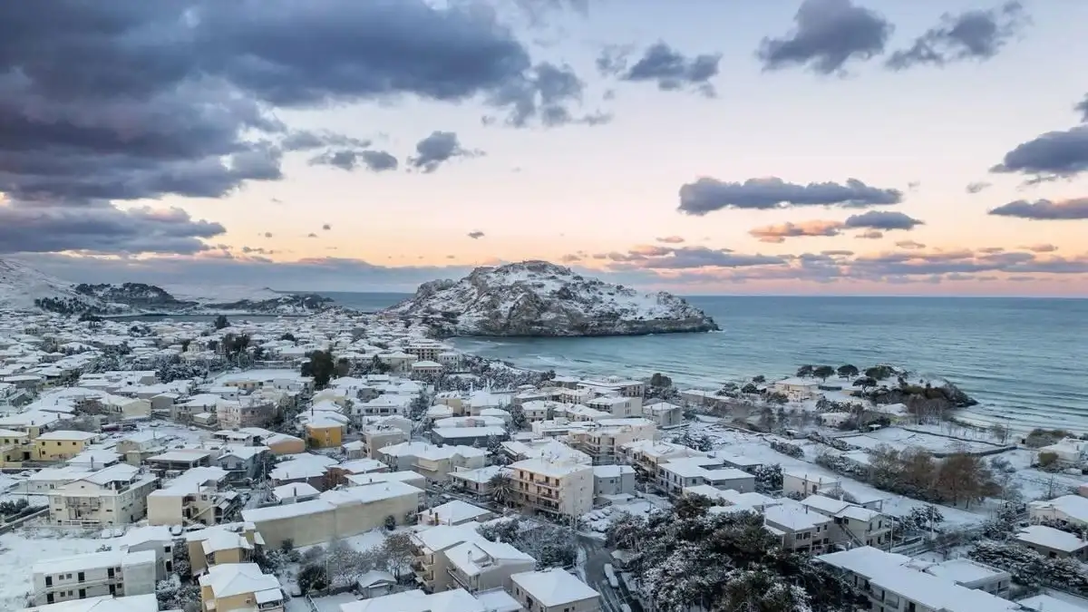 Στα λευκά τα νησιά του Αιγαίου – Το χιόνι έφτασε μέχρι τη θάλασσα