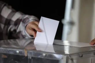 Metron Analysis: Από το 12,9% στο 16% το προβάδισμα της ΝΔ μέσα σε έναν μήνα, στο 50% η δημοφιλία Καρυστιανού