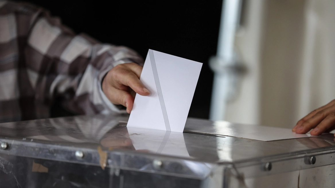 Metron Analysis: Από το 12,9% στο 16% το προβάδισμα της ΝΔ μέσα σε έναν μήνα, στο 50% η δημοφιλία Καρυστιανού