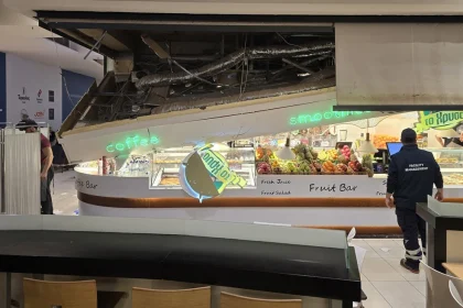 Κατέρρευσε τμήμα οροφής καταστήματος σε εμπορικό κέντρο: Μία γυναίκα στο νοσοκομείο ΒΙΝΤΕΟ