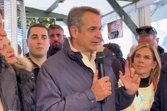 Η βόλτα του Μητσοτάκη στο Μαρούσι και η κουβέντα με τους πολίτες στα καταστήματα, δείτε βίντεο