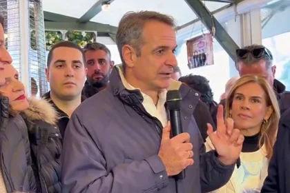 Η βόλτα του Μητσοτάκη στο Μαρούσι και η κουβέντα με τους πολίτες στα καταστήματα, δείτε βίντεο