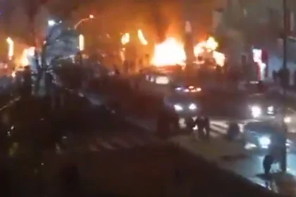 Νύχτα ταραχών στο Ιράν, κόπηκε η πρόσβαση σε Ίντερνετ και τηλεπικοινωνίες: Στους δρόμους οι διαδηλωτές, κατέλαβαν πόλεις, έκαψαν κυβερνητικά κτίρια ΒΙΝΤΕΟ