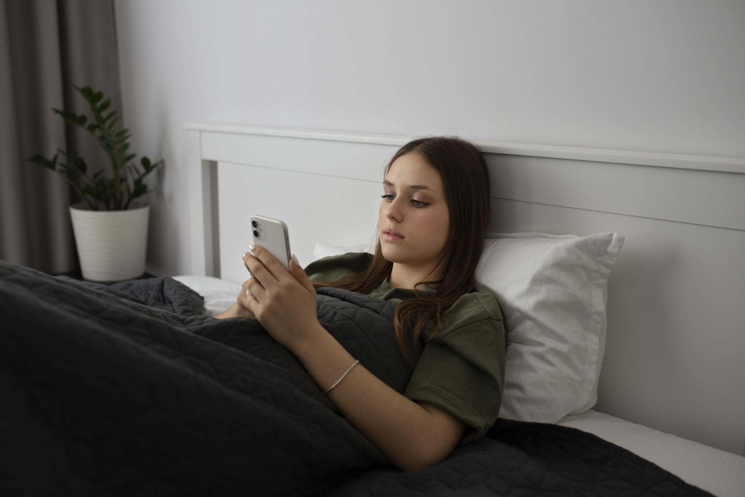 Ύπνος: Είναι ασφαλές να κοιμάστε με το smartphone κοντά στο κεφάλι σας; Γιατρός καταρρίπτει τον μύθο και εξηγεί τις πραγματικές επιπτώσεις