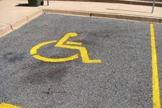 Δυτική Ελλάδα: Μειώθηκε το 2025 ο αριθμός των οδηγών που εμπόδιζαν την ελεύθερη κίνηση πεζών και ατόμων με αναπηρίες