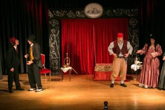 18ος Μώμος ο Πατρεύς: Η ώρα του ερασιτεχνικού θεάτρου και της σάτιρας στο Πάνθεον