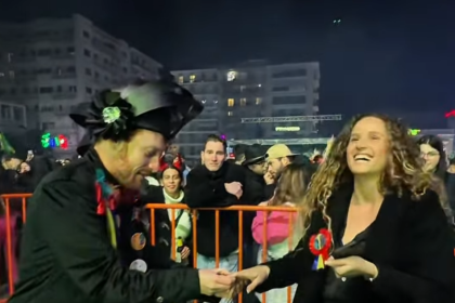 Η πρόταση γάμου στην τελετή έναρξης του Πατρινού Καρναβαλιού - ΒΙΝΤΕΟ