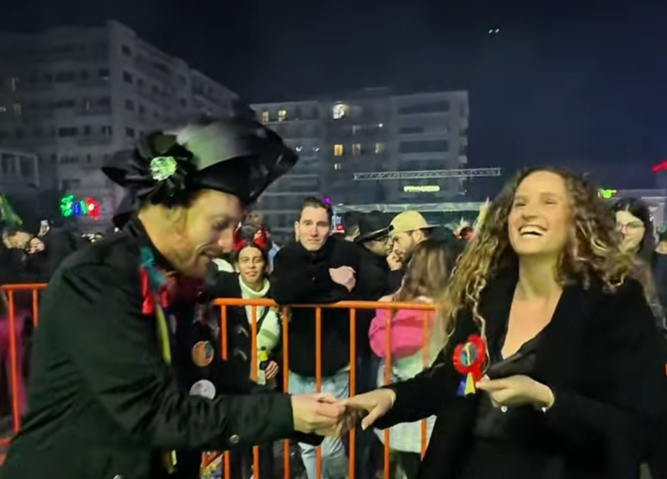 Η πρόταση γάμου στην τελετή έναρξης του Πατρινού Καρναβαλιού - ΒΙΝΤΕΟ