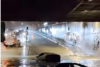 Χάος στην Αττική από την κακοκαιρία: Εγκλωβισμένοι οδηγοί στον Ασπρόπυργο, πλημμυρισμένα αυτοκίνητα σε Μαρούσι και Ποσειδώνος, χωρίς ρεύμα αρκετές περιοχές (ΒΙΝΤΕΟ)