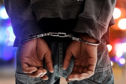 Σύλληψη 45χρονου για ρίψη βεγγαλικών από ταράτσα στην Κάτω Αχαΐα