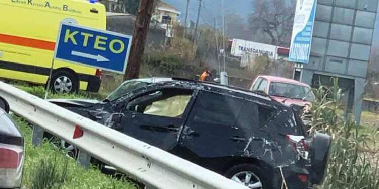 Αγρίνιο: Τροχαίο με τραυματισμό στην εθνική οδό - Ένα άτομο στο νοσοκομείο (φωτο)