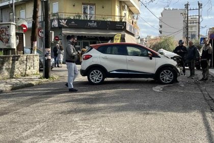 Αγρίνιο: Τροχαίο με τραυματισμό έξω από σχολείο - ΙΧ προσέκρουσε σε δέντρο (ΦΩΤΟ)