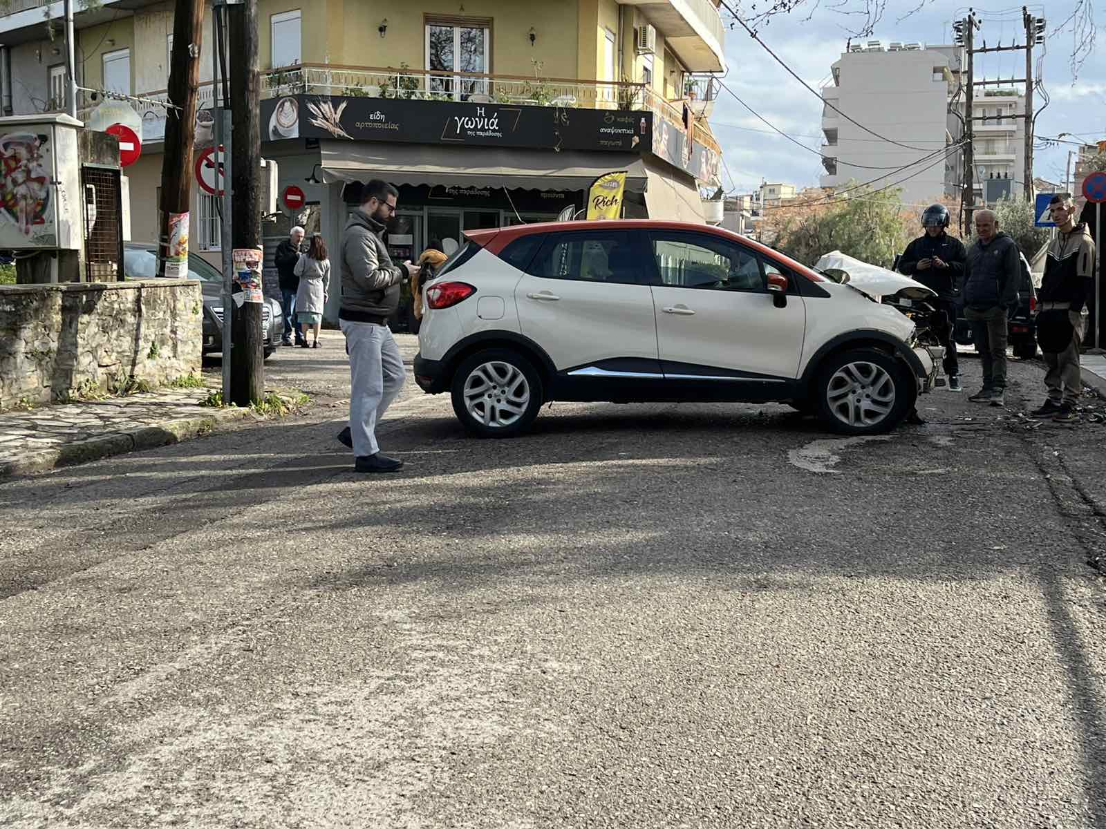 Αγρίνιο: Τροχαίο με τραυματισμό έξω από σχολείο - ΙΧ προσέκρουσε σε δέντρο (ΦΩΤΟ)