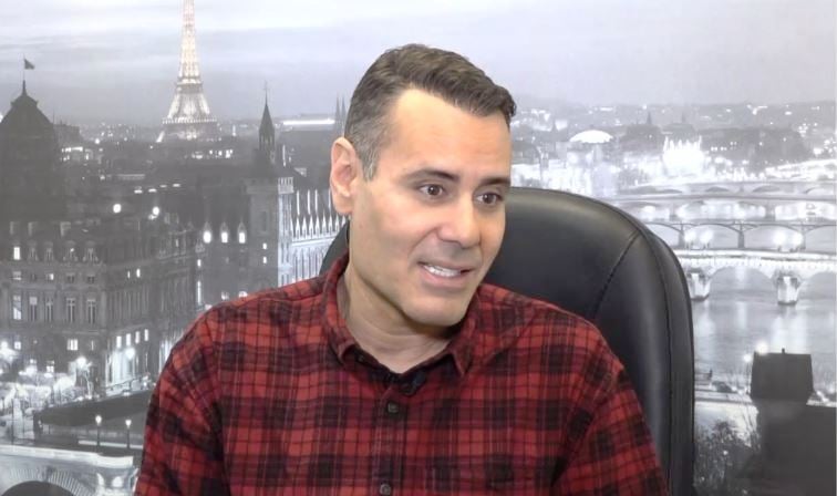 Νίκος Γεωργιάδης: «Υπάρχει έντονο “φλερτ” παρουσιάστριας με έτερο σταθμό που μπορεί να οδηγήσει σε “γάμο”»