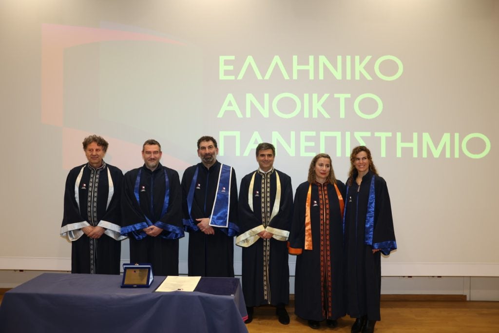 Το Ελληνικό Ανοικτό Πανεπιστήμιο αναγόρευσε τον Γιάννη Οικονομίδη σε Επίτιμο Διδάκτορα 