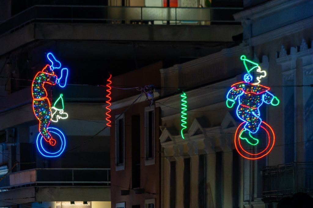 Η Πάτρα λάμπει με καρναβαλικό φως - ΦΩΤΟ