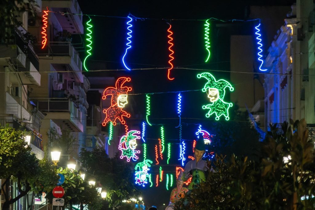 Η Πάτρα λάμπει με καρναβαλικό φως - ΦΩΤΟ