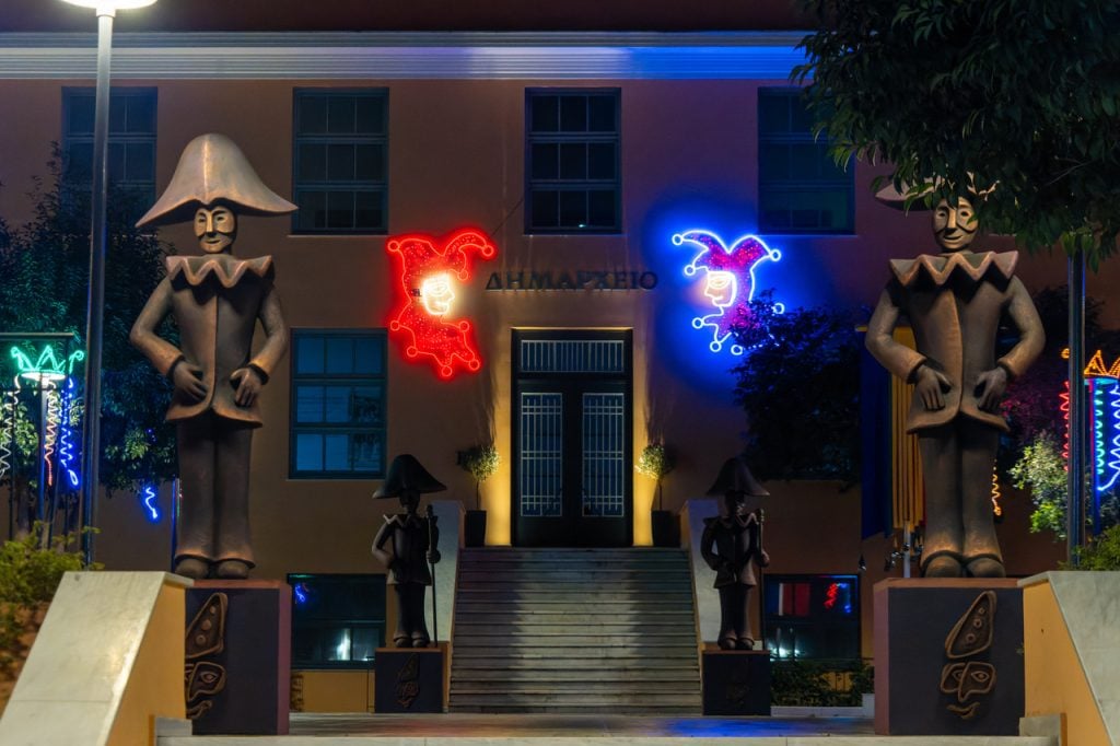 Η Πάτρα λάμπει με καρναβαλικό φως - ΦΩΤΟ