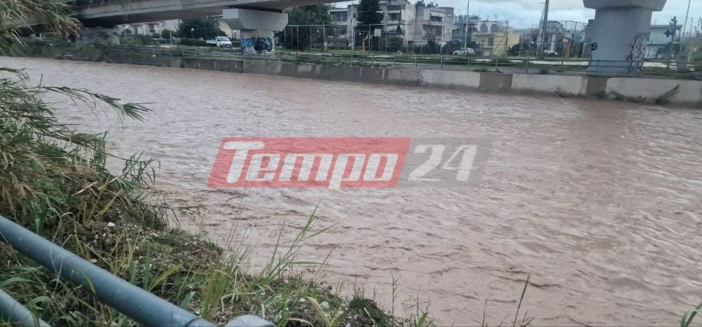 Τεράστιες ποσότητες νερού "κατεβάζει" ο Γλαύκος - Ελάχιστα απέχουν από τη γέφυρα του τρένου!