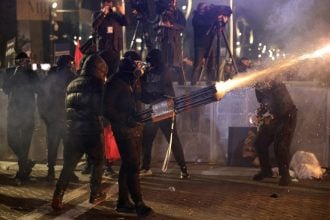 Αλβανία: Συγκρούσεις διαδηλωτών με την αστυνομία στο κέντρο των Τιράνων