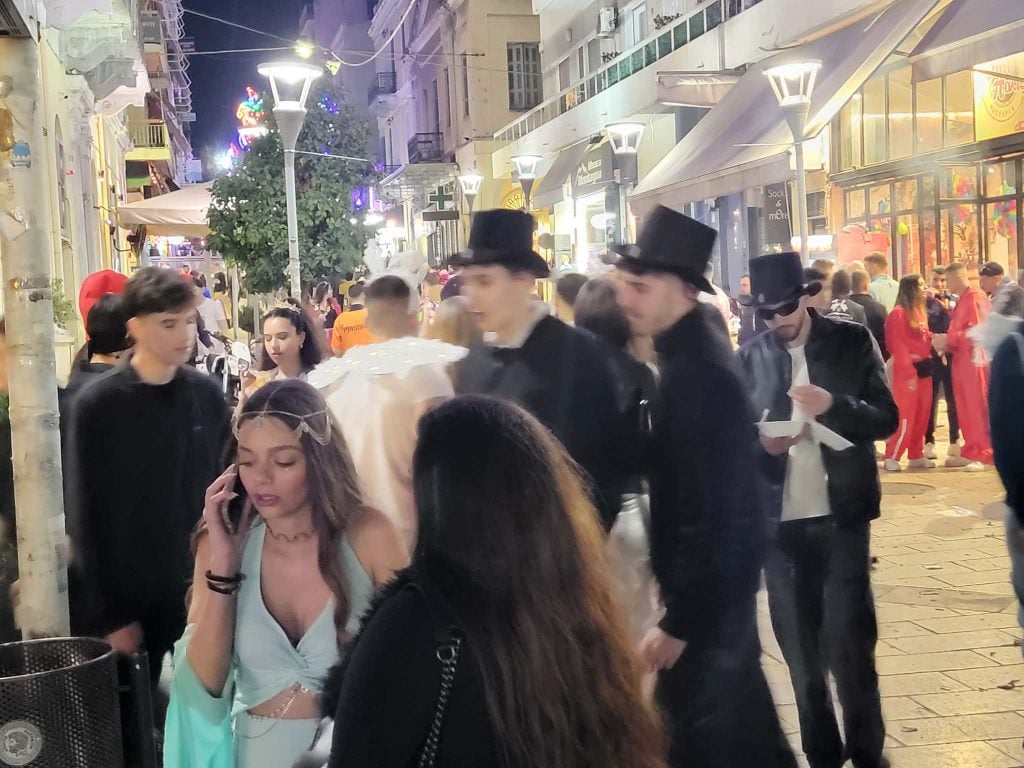 Η καρναβαλική Πάτρα δεν κοιμάται σήμερα - Ώρα 6 το πρωΐ: Γεμάτοι δρόμοι , πλατείες, πεζόδρομοι ΦΩΤΟ
