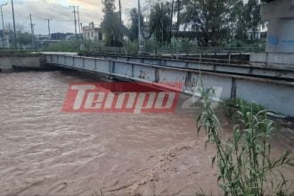 Τεράστιες ποσότητες νερού "κατεβάζει" ο Γλαύκος - Ελάχιστα απέχουν από τη γέφυρα του τρένου!