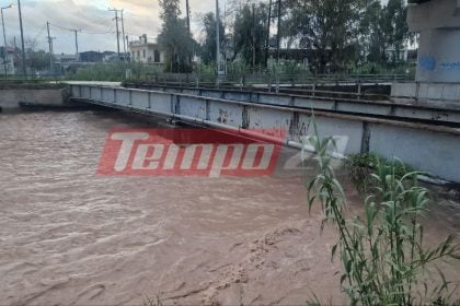 Τεράστιες ποσότητες νερού "κατεβάζει" ο Γλαύκος - Ελάχιστα απέχουν από τη γέφυρα του τρένου!