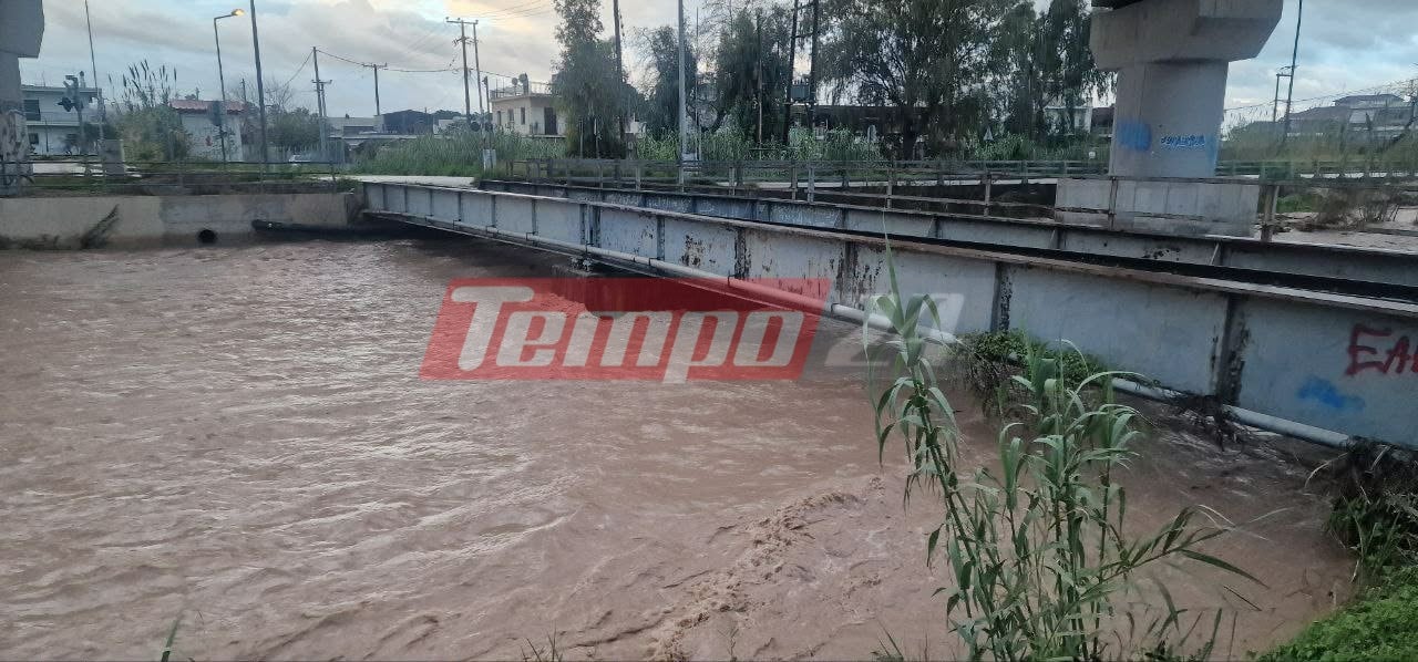 Τεράστιες ποσότητες νερού "κατεβάζει" ο Γλαύκος - Ελάχιστα απέχουν από τη γέφυρα του τρένου!