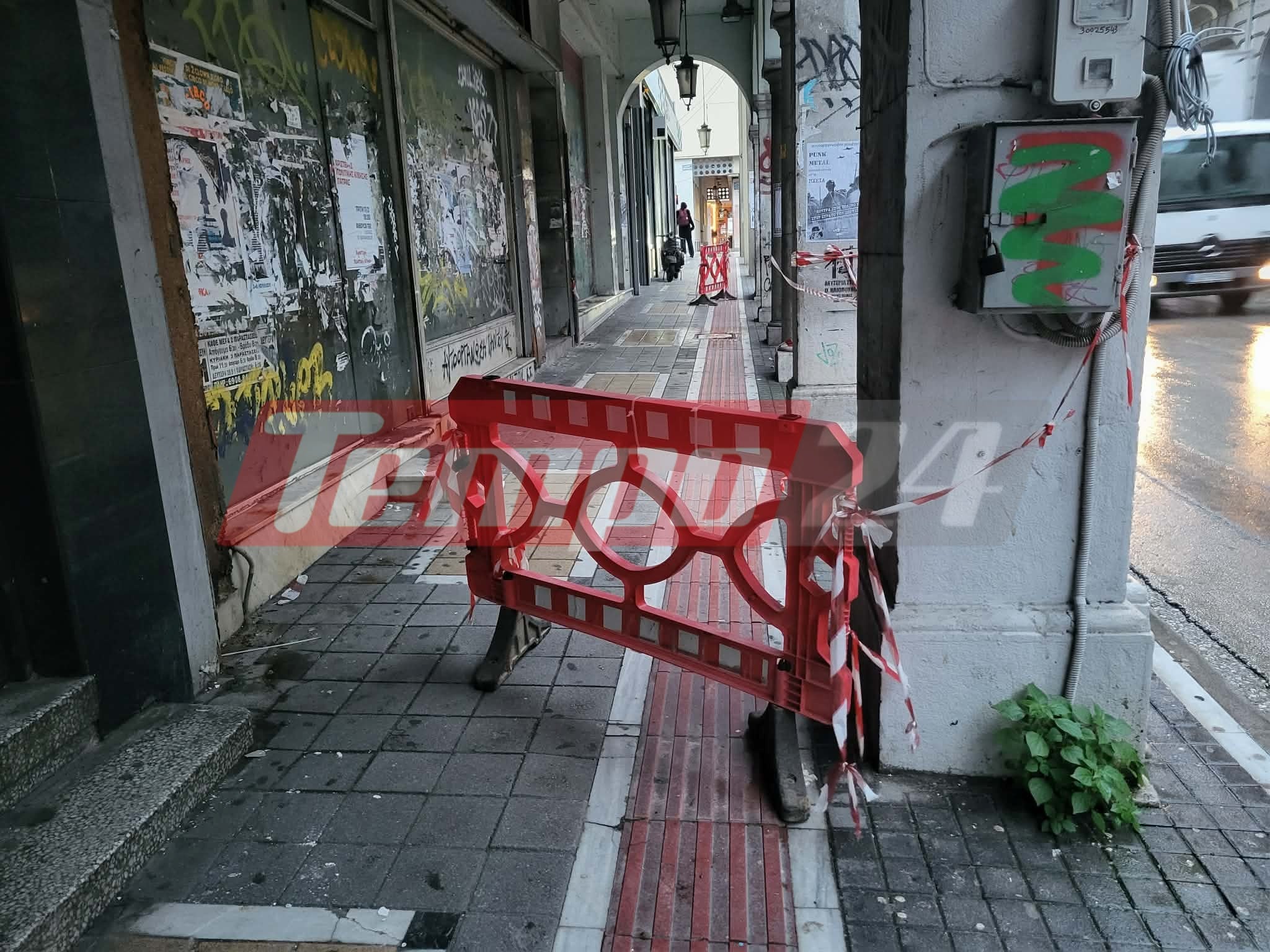 Πάτρα: Διέλυσαν τα απαγορευτικά από το κτίριο-παγίδα, κινδυνεύουν άμεσα περαστικοί από την Κορίνθου ΦΩΤΟ