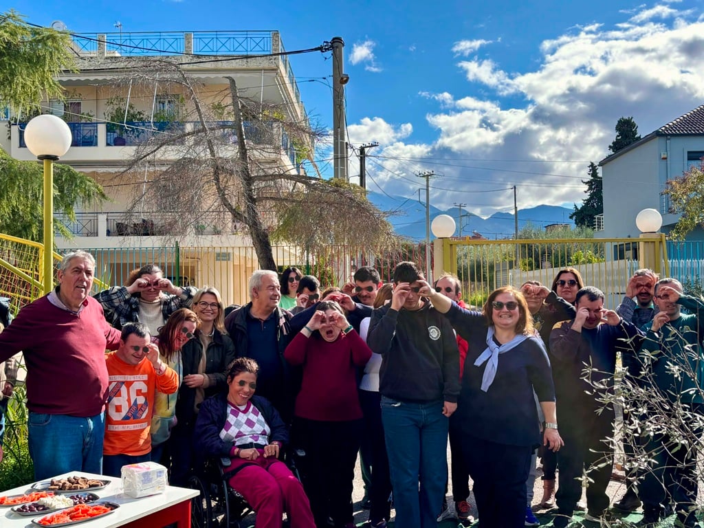 Τα παιδιά των ΚΔΑΠΑμεΑ «ΑΜΠΕΤ ΧΑΣΜΑΝ» και «ΚΟΜΑΙΘΩ» μάζεψαν τις ελιές τους