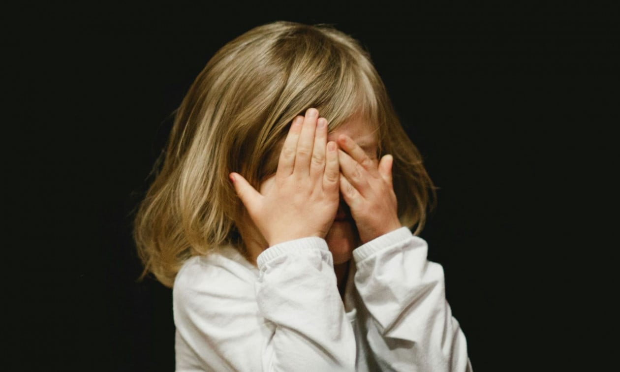 Πώς ένας πράκτορας του dark web έσωσε ένα κορίτσι από χρόνια κακοποίησης, με μόλις ένα στοιχείο από το υπνοδωμάτιό της