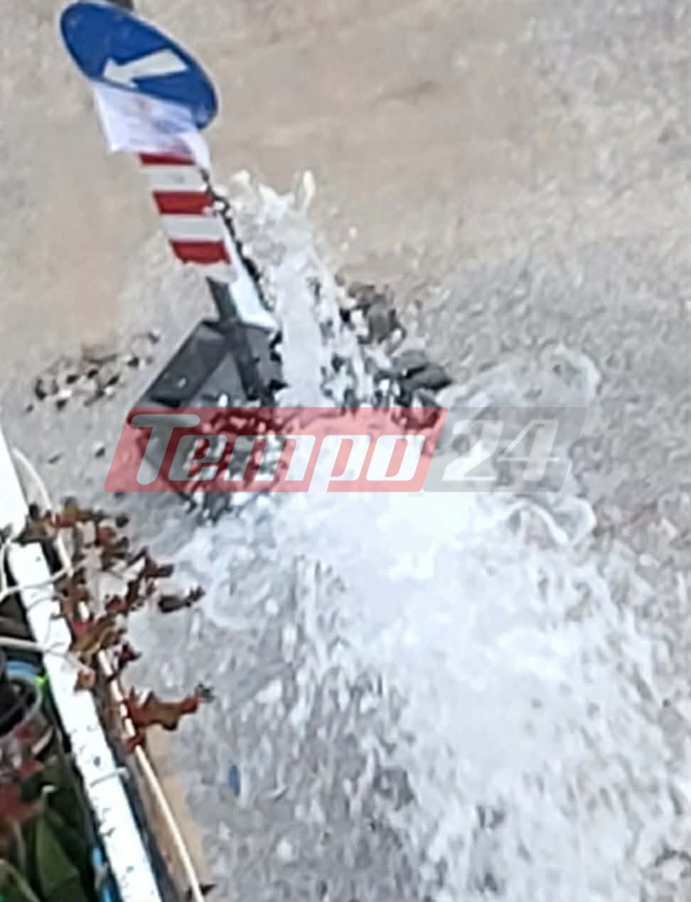 Πάτρα: "Συντριβάνι" το νερό στην οδό Κολοκοτρώνη - ΦΩΤΟ