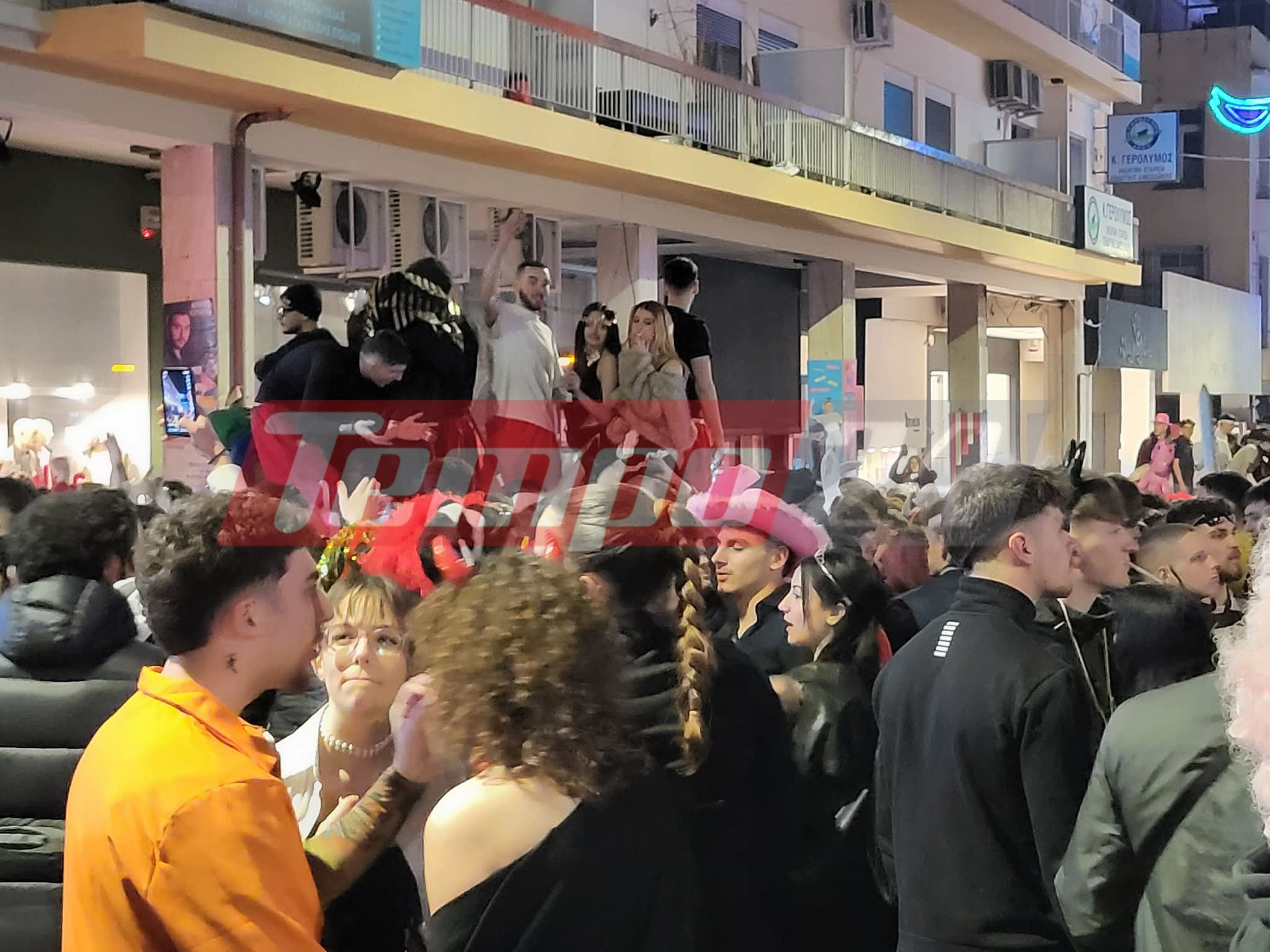 Ώρα 6.30 ξημερώματα: Η Πάτρα δεν έχει σταματήσει να χορεύει - Χιλιάδες κόσμου στο κέντρο ΦΩΤΟ