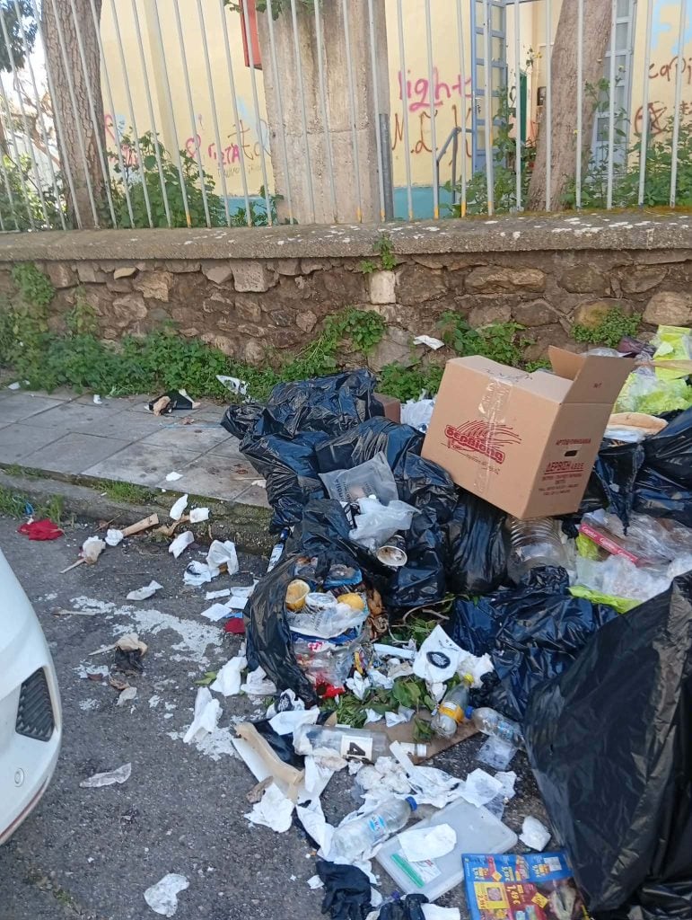 Πάτρα: Σκουπιδότοπος πίσω από Δημοτικό Σχολείο - ΦΩΤΟ