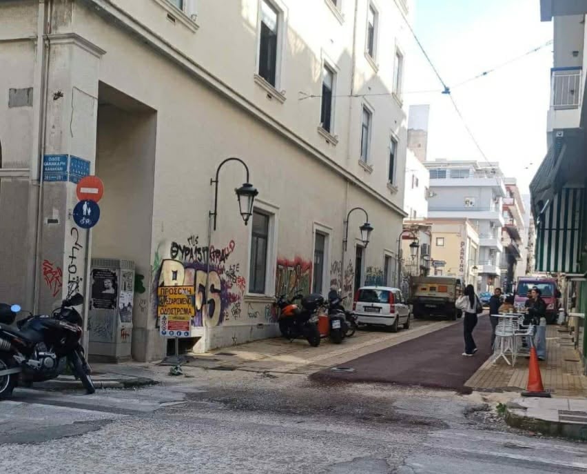 Πάτρα: Απαράδεκτες εικόνες στους πεζόδρομους - Έχουν μετατραπεί σε απέραντα πάρκινγκ - ΦΩΤΟ