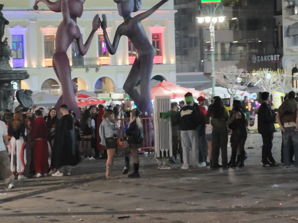 Η καρναβαλική Πάτρα δεν κοιμάται σήμερα - Ώρα 6 το πρωΐ: Γεμάτοι δρόμοι , πλατείες, πεζόδρομοι ΦΩΤΟ
