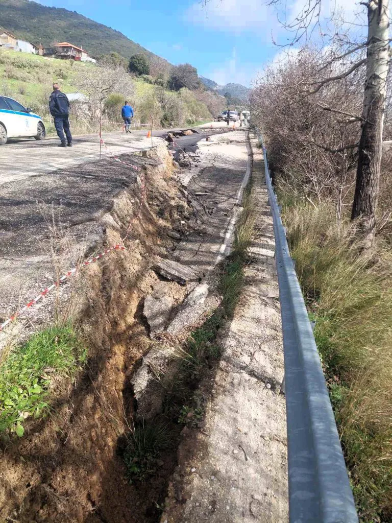 Κατάρρευσε το σημείο που είχε υποστεί καθίζηση στην "111" - Αδύνατη η οδική σύνδεση της Δίβρης με την Πάτρα (ΦΩΤΟ)