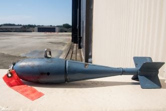 Πάτρα: Βρήκε στην επιχείρησή του βόμβα αεροσκάφους και ένα πιστόλι!